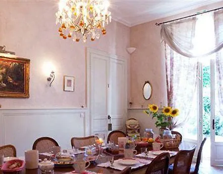 Le Petit Chateau Argoumbat Bed and breakfast