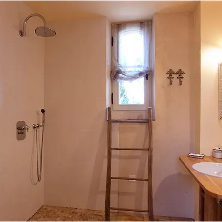 Le Petit Chateau Argoumbat Bed and breakfast *