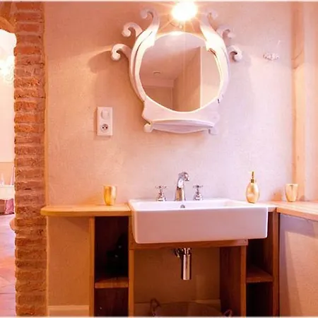 Le Petit Chateau Argoumbat Bed and breakfast *